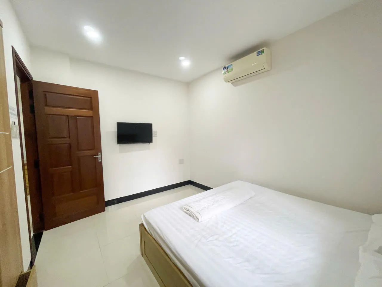 Image 3 for OWNER FOR RENT APARTMENT 41 LE VAN HUAN - BA LANG (June 10)